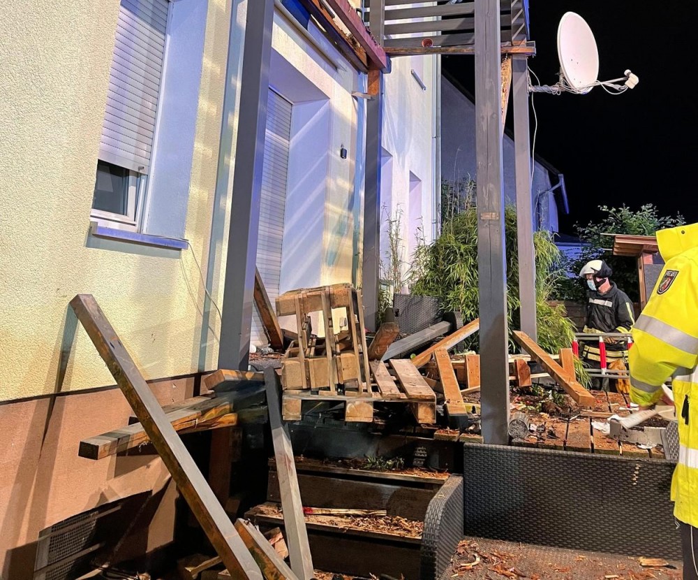 Un balcon plin cu invitaţi s-a prăbuşit de la etajul 3 în timpul unei petreceri din Germania. Sunt nouă răniți